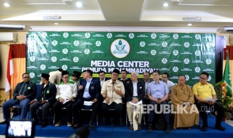 Ketum PP Pemuda Muhammdiyah Dahnil Anzar Simanjuntak (tengah) bersama tokoh pemuda lintas agama memberikan pernyataan sikap terhadap diskriminasi dan genosida Etnis Rohingya di Gedung PP Muhammadiyah, Jakarta, Selasa (5/9).