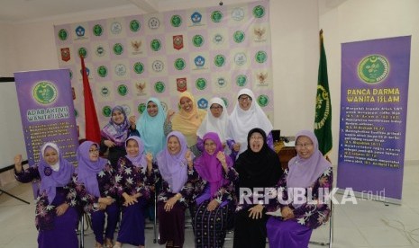 Ketum PP Wanita Islam (WI) Atifah Thaha (duduk ketiga kiri)) beserta pengurus pusat Wanita islam (WI) berfoto bersama seusai memberikan keterangan kepada wartawan tentang Muktamar XI Wanita Islam, Jakarta, Senin (31/10). 