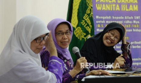 Ketum PP Wanita Islam (WI) Atifah Thaha (tengah), Ketua II PP Wanita Islam (WI) Siti Maryam Ahmad (kanan), dan Ketua Bidang Organisasi dan Kader PP Wanita Islam (WI) Marfuah menggelar konferensi pers tentang Muktamar XI Wanita Islam, Jakarta, Senin (31/10)