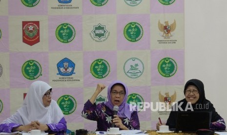 Ketum PP Wanita Islam (WI) Atifah Thaha (tengah), Ketua II PP Wanita Islam (WI) Siti Maryam Ahmad (kanan), dan Ketua Bidang Organisasi dan Kader PP Wanita Islam (WI) Marfuah menggelar konferensi pers tentang Muktamar XI Wanita Islam, Jakarta, Senin (31/10)