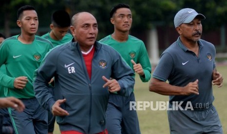 Ketum PSSI Edy Rahmayadi bersama pelatih timnas U-16 Fakhri Husaini dan pemain U-16 melakukan pemanasan sebelum acara pelepasan timnas Indonesia U-16 di Stadion Atang Sutresna, Kompleks Kopassus, Jakarta, Rabu (13/9). 