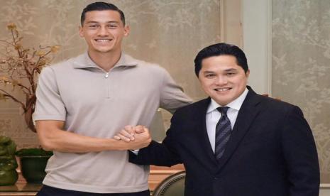 Ketum PSSI Erick Thohir (kanan) bersama bek asal Belanda yang memperkuat klub Liga Italia Serie B Venezia, Jay Idzes. Jay resmi dibawa ke Indonesia untuk melakukan proses administrasi. 