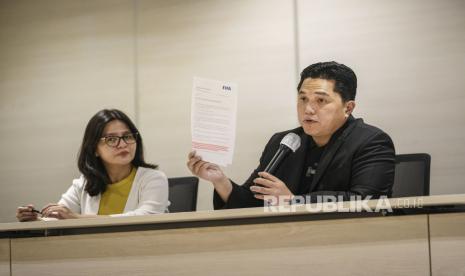 Ketum PSSI Erick Thohir (kanan) didampingi Waketum PSSI Ratu Tisha saat menyampaikan keterangan pers di Jakarta, Selasa (25/7/2023). 