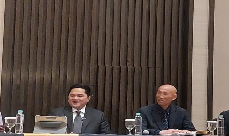 Ketum PSSI Erick Thohir (kiri) memperkenalkan pelatih timnas Wanita Indonesia yang baru Mochizuki Satoru (kanan) di Jakarta, Selasa (20/2/2024). 