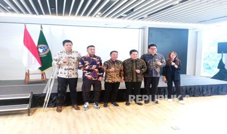 Ketum PSSI Erick Thohir usai melantik Ketum FFI Michael Sianipar (dua kanan) dan Ketum ASPI, Anggara Wicitra Sastroamidjojo (paling kiri), Senin (18/11/2024) di Jakarta