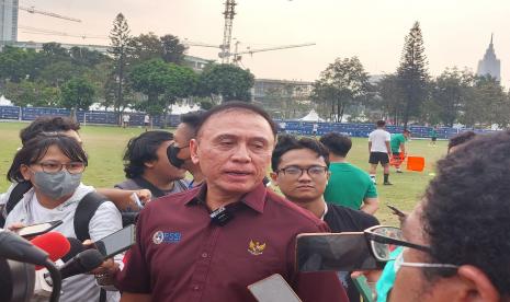 Ketum PSSI Mochamad Iriawan saat memantau latihan timnas Indonesia.