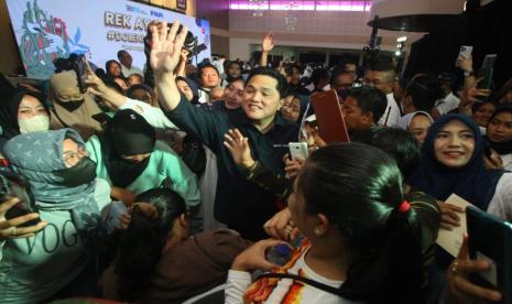 Ketum PSSI sekaligus Menteri BUMN Erick Thohir (tengah) menyapa para nasabah Permodalan Nasional Madani (PNM) Mekaar saat menghadiri acara bertajuk Rek Ayo Rek! #dolenkaropakET, Keluargaku Pahlawanku di Surabaya, Jawa Timur, Sabtu (30/9/2023). 