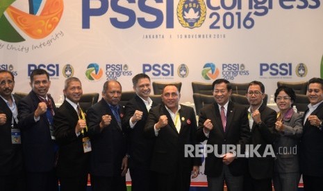 Ketum PSSI terpilih Edy Rahmayadi berfoto bersama pengurus baru terpilih serta komite pemilihan pada Kongres PSSI di Jakarta, Kamis (10/11).