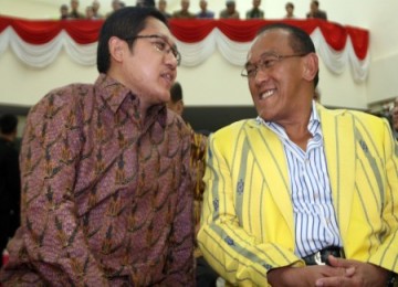 Ketum DPP Partai Demokrat Anas Urbaningrum dan Ketum DPP Partai Golkar Aburizal Bakrie tampak akrab di Hari Pers Nasional, Rabu