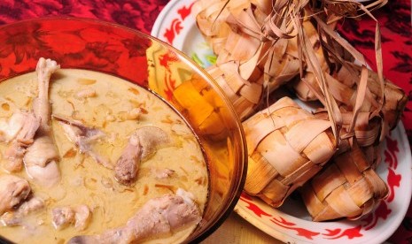 Ketupat dan opor ayam, hidangan khas lebaran juga hadir jadi hidangan dalam peringatan Maulid Nabi di Bangka (ilustrasi)