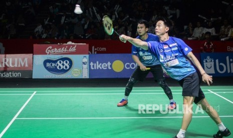 Kevin/Ahsan Menang. Pebulu tangkis ganda putra dari tim Djarum Kudus Kevin Sanjaya (kanan) dan Mohamad Ahsan mengembalikan kok saat bertanding melawan pebulu tangkis ganda putra dari tim Hitachi Jepang Keiichiro Matsui dan Yoshinori Takeuchi dalam laga penyisihan Djarum Superliga Badminton 2019 di Sasana Budaya Ganesha (Sabuga), Bandung, Jawa Barat, Rabu (20/2/2019).