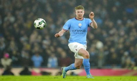 Kevin De Bruyne dari Manchester City. Asosiasi Sepak Bola Inggris (FA) melakukan investigasi terhadap Arsenal setelah pendukungnya melemparkan botol ke gelandang Manchester City Kevin de Bruyne dalam pertandingan Liga Inggris, di Stadion Emirates, London, Kamis (16/2/2023) dini hari WIB. 