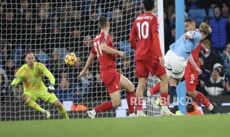 Kevin De Bruyne (kanan) dari Manchester City mencetak gol ke gawang Nottingham Forest dalam pertandingan sepak bola Liga Primer Inggris di Stadion Etihad, Manchester, Inggris, Kamis (5/12/2024) dini hari WIB.