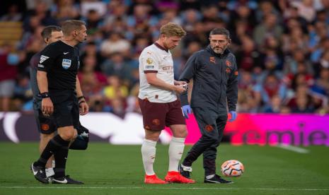 Kevin De Bruyne (kedua kanan) ditarik keluar lapangan pada laga Burnley vs Manchester City di Liga Primer Inggris karena cedera.