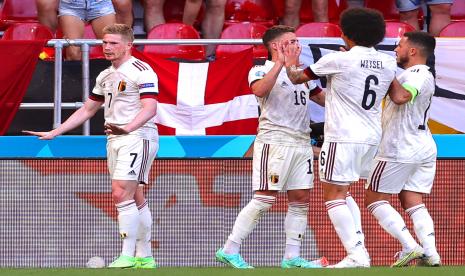  Kevin De Bruyne (kiri) dari Belgia bereaksi setelah mencetak keunggulan 2-1 selama pertandingan sepak bola babak penyisihan grup B UEFA EURO 2020 antara Denmark dan Belgia di Kopenhagen, Denmark, 17 Juni 2021. 