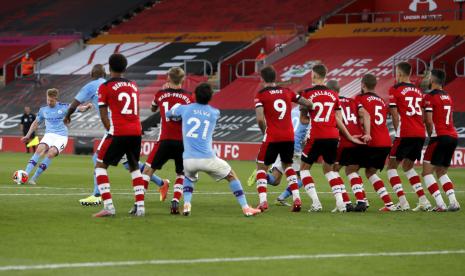  Kevin De Bruyne melakukan tendangan bebas pada pertandingan sepak bola Liga Primer Inggris antara Southampton dan Manchester City di Stadion St. Mary di Southampton, Inggris, pada pertemuan sebelumnya.