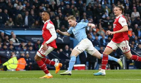 Kevin de Bruyne (tengah) beraksi jadi otak permainan Manchester City saat menggulung Arsenal 4-1, Kamis (27/4/2023). 