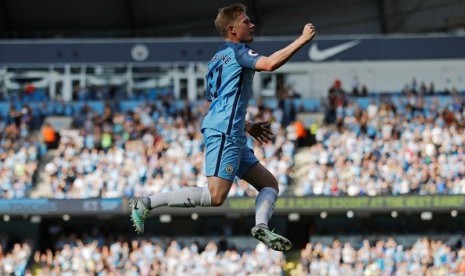 Kevin De Bruyne 'terbang' merayakan golnya ke gawang Bournemouth.