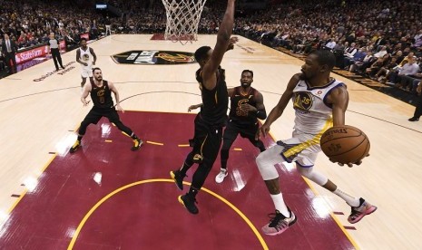  Kevin Durant mencetak 43 poin dan membawa Warriors merebut gim ketiga. Warrios unggul sementara 3-0 dalam final NBA musim 2017/2018 