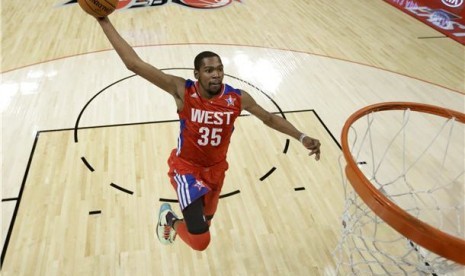 Kevin Durant, pemain Oklahoma Thunder, melakukan dunk dalam pertandingan NBA All-Star 2013 di Houston, Texas, Ahad (17/2). 