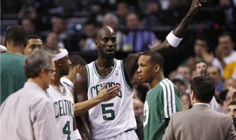 Kevin Garnett (tengah)