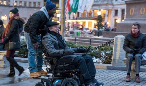 Kevin Hart dan Bryan Cranston dalam film The Upside.