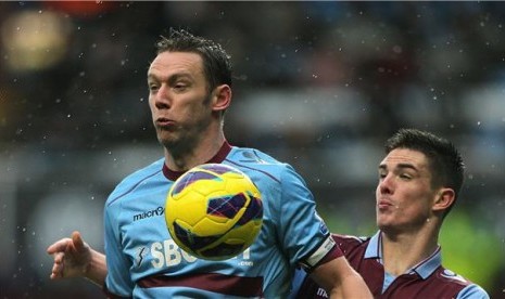 Kevin Nolan (kiri), pemain West Ham United, berebut bola dengan pemain Aston Villa, Ciaran Clark, di laga Liga Primer Inggris di Villa Park. 