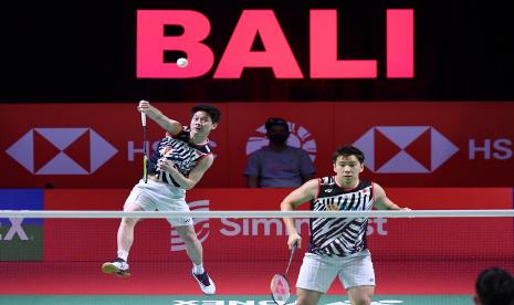 Kevin Sanjaya Sukamuljo (kiri) dan Marcus Fernaldi Gideon (kanan) dari Indonesia beraksi selama pertandingan final bulu tangkis ganda putra melawan Yugo Kobayashi dan Takuro Hoki dari Jepang di bulu tangkis Indonesia Open turnamen di Nusa Dua, Bali, Indonesia, 28 November 2021.