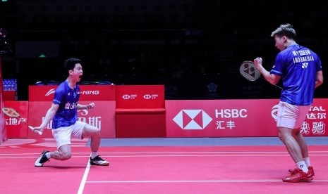  Kevin Sanjaya Sukamuljo (kiri) dan Marcus Fernaldi meluapkan kegembiraan setelah mengalahkan Li Jun Hui/Liu Yu Chen pada laga pertama babak penyisihan Grup A BWF World Tour Finals 2019.