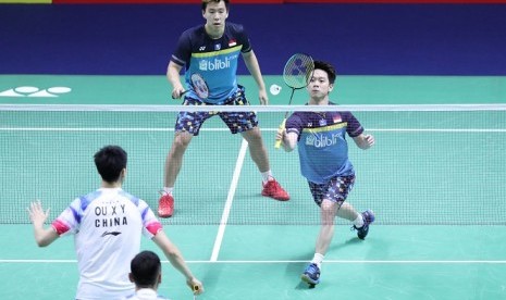 Kevin Sanjaya Sukamuljo (memukul bola) dan Marcus Fernaldi Gideon.