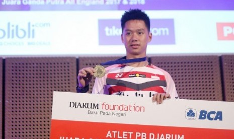 Kevin Sanjaya Sukamuljo menerima bonus senilai total Rp 250 juta dari Djarum Foundation atas keberhasilan mempertahankan juara All England 2018. Penghargaan diberikan di Galeri Indonesia Kaya (GIK), Jakarta, Rabu (28/3).  