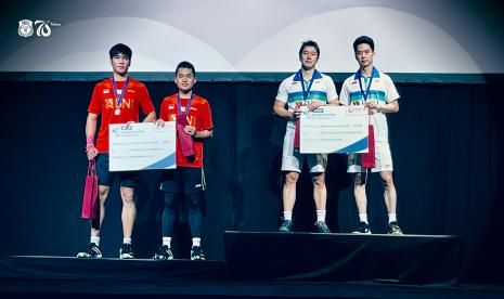 Kevin Sanjaya/Marcus Gideon (kanan) menduduki podium juara Hylo Open 2021, bersama peringkat kedua, Leo Rolly Carnando/Daniel Marthin. 