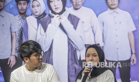 Keyboardis grup musik religi Sabyan Ahmad Fairuz alias Ayus (kiri) dan Penyanyi Nissa (kanan) menghadiri konfrensi pers jelang Konser Sabyan di Jakarta, Rabu (24/10/2018). 