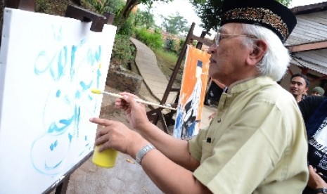 KH A Mustofa Bisri (Gus Mus) melukis kaligrafi pada pembukaan pameran lukisan dan puisi 'Lima Rukun' di Studio Jeihan, Jl Padasuka, Kota Bandung, Sabtu (28/9). 