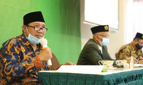 KH Abdul Qoyyum Mansyur (kiri) menjadi narasumber dalam refleksi akhir tahun yang dihelat oleh Forum Doktor Unissula.