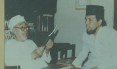 KH Abdullah bin Nuh (kiri).