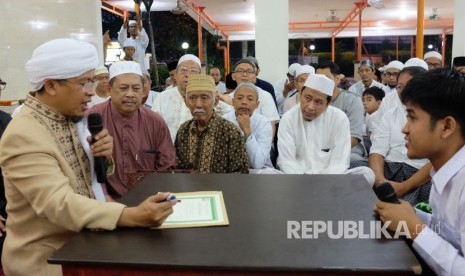 KH Abdullah Gymnastiar (Aa Gym)  memandu syahadat seorang hamba Alloh yang masuk kedalam Islam.