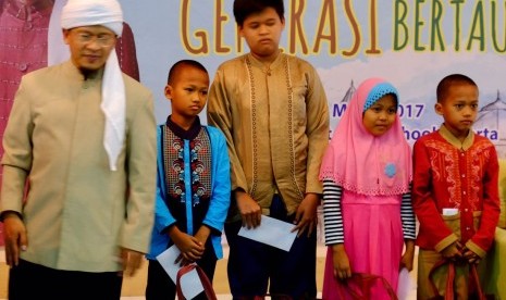 KH Abdullah Gymnastiar atau Aa Gym bersama anak-anak yatim piatu pada acara tabligh akbar dan santunan yatim piatu yang digelar di Sekolah Labschool Rawamangun, Jakarta Timur, Rabu (15/3/2017).