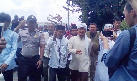 KH Abdullah Gymnastiar atau yang akrab dipanggil Aa Gym (ketiga kanan), menghadiri acara Tabligh Akbar di Pulau Pramuka, Kecamatan Kepulauan Seribu Utara, Kabupaten Kepulauan Seribu, Senin (9/1). Foto : Republika/Singgih Wiryono