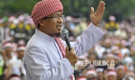 KH Abdullah Gymnastiar menyamaikan tausyiahnya, sebelum memimpin doa bersama pada Apel Nusantara Bersatu Indonesia Milikku, Milikmu, Milik Kita Bersama di Lapangan Gasibu, Jl Diponegoro, Kota Bandung, Rabu (30/11)