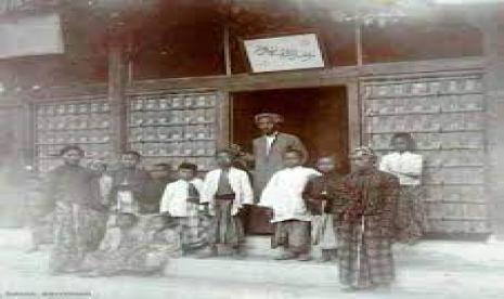 KH Ahmad Dahlan dengan para santrinya di Langgar Kidul Muhammadiyah pada awal dekade 1900-an.