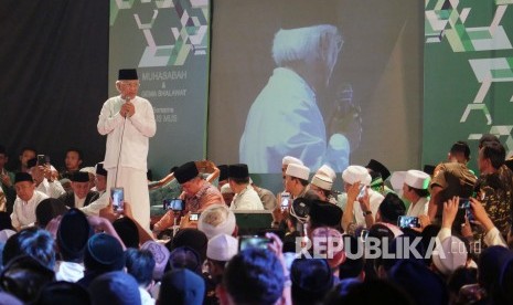 KH Ahmad Mustofa Bisri atau Gus Mus