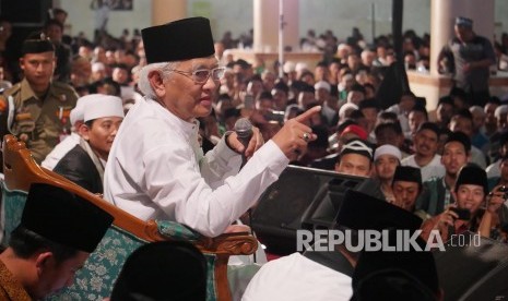 KH Ahmad Mustofa Bisri atau Gus Mus 