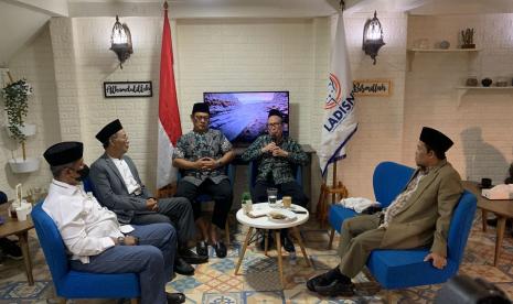 KH Andi Najmi Fuadi, KH Masdar F Marsudi, dan KH Abdul Manan Ghani saat Talk Show bertema Zakat dan Pajak Untuk Kemaslahatan Umat yang diselenggarakan Lajnah Dakwah Islam Nusantara (Ladis Nu) pada Rabu (8/3/2023)