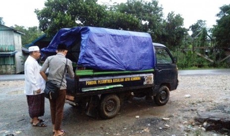 KH Arief Setiawan meninggalkan Kampung Muara Siram menuju tempat lainnya dalam rangka safari dakwah.