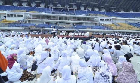 KH Arifin Ilham memimpin doa dengan Gubernur Jabar Ahmad Heryawan saat pelaksanakan Istigosah di Stadion Gelora Bandung Lautan Api (GBLA), Kota Bandung, Jumat (9/9). (Mahmud Muhyidin)