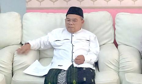 KH Ate Mushodiq saat memberikan keterangan kepada wartawan.