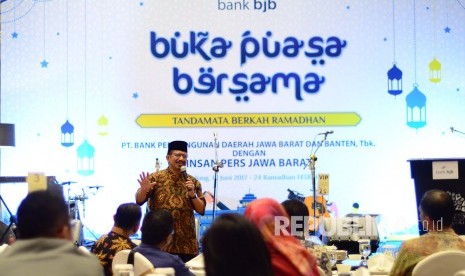 KH Athian Ali memberikan tausiyah pada acara buka puasa bersama Bank BJB dengan wartawan, di Ballroom Trans Studio Hotel, Kota Bandung, Senin (19/6).