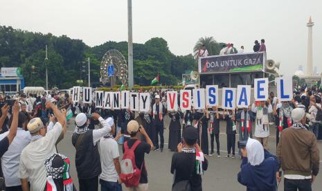 KH Bachtiar Nasir bersama masyarakat menggelar aksi membela Palestina dan mengecam Israel di Jakarta pada Ahad (7/4/2024))