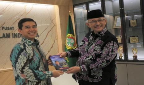 Ketum DPP Lembaga Dakwah Islam Indonesia, KH Chriswanto Santoso (Kanan) memberikan cinderamata ke mantan Duta Besar Indonesia untuk Ukraina Yuddy Chrisnandi, di Kantor Dewan Pimpinan Pusat Lembaga Dakwah Islam Indoesia, Jakarta, Senin (23/5/2022).    